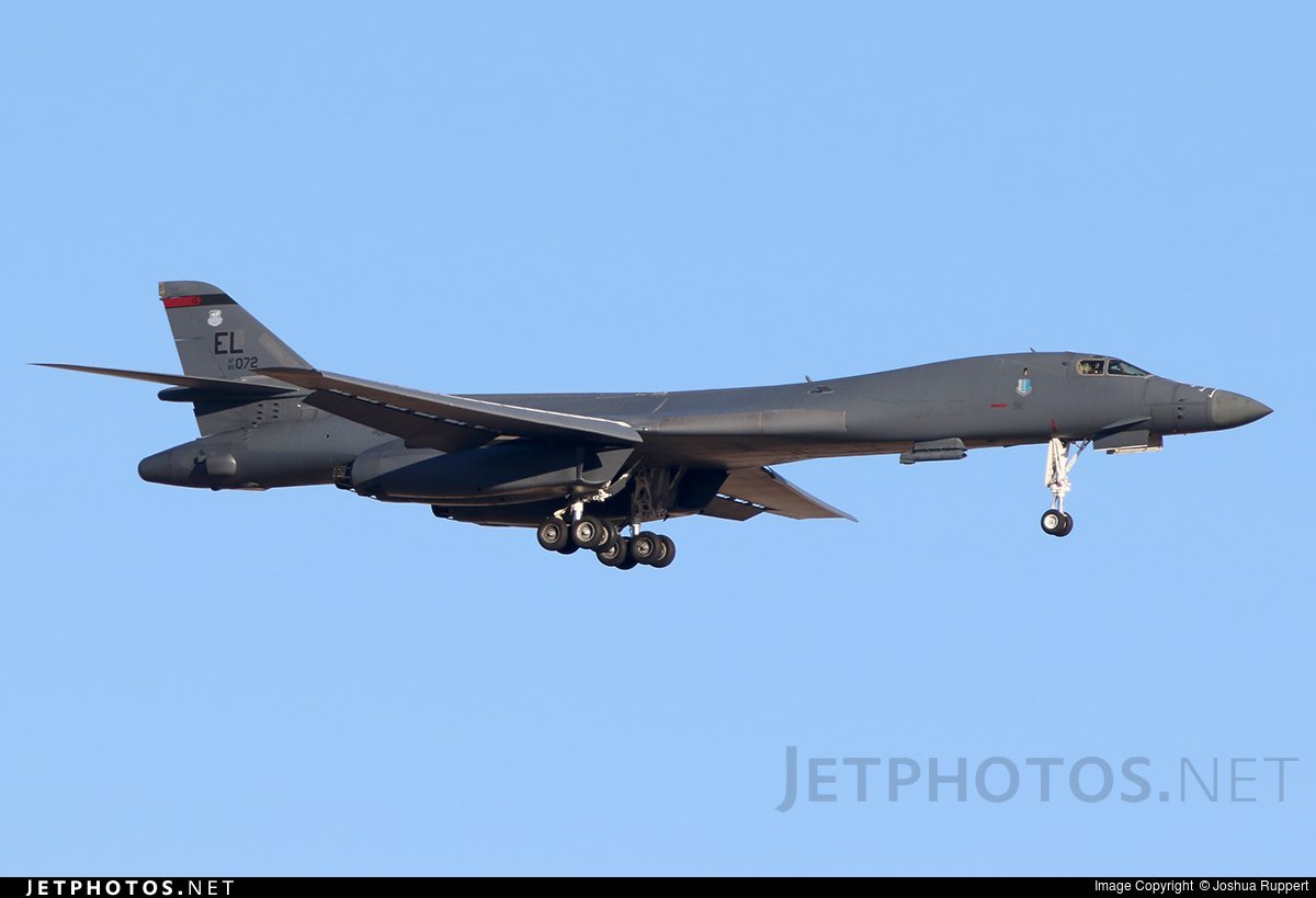 🔻因为害怕敌我识别误伤以及互相碰撞，完成空袭伊朗的美军B-1B战略轰炸机也打开