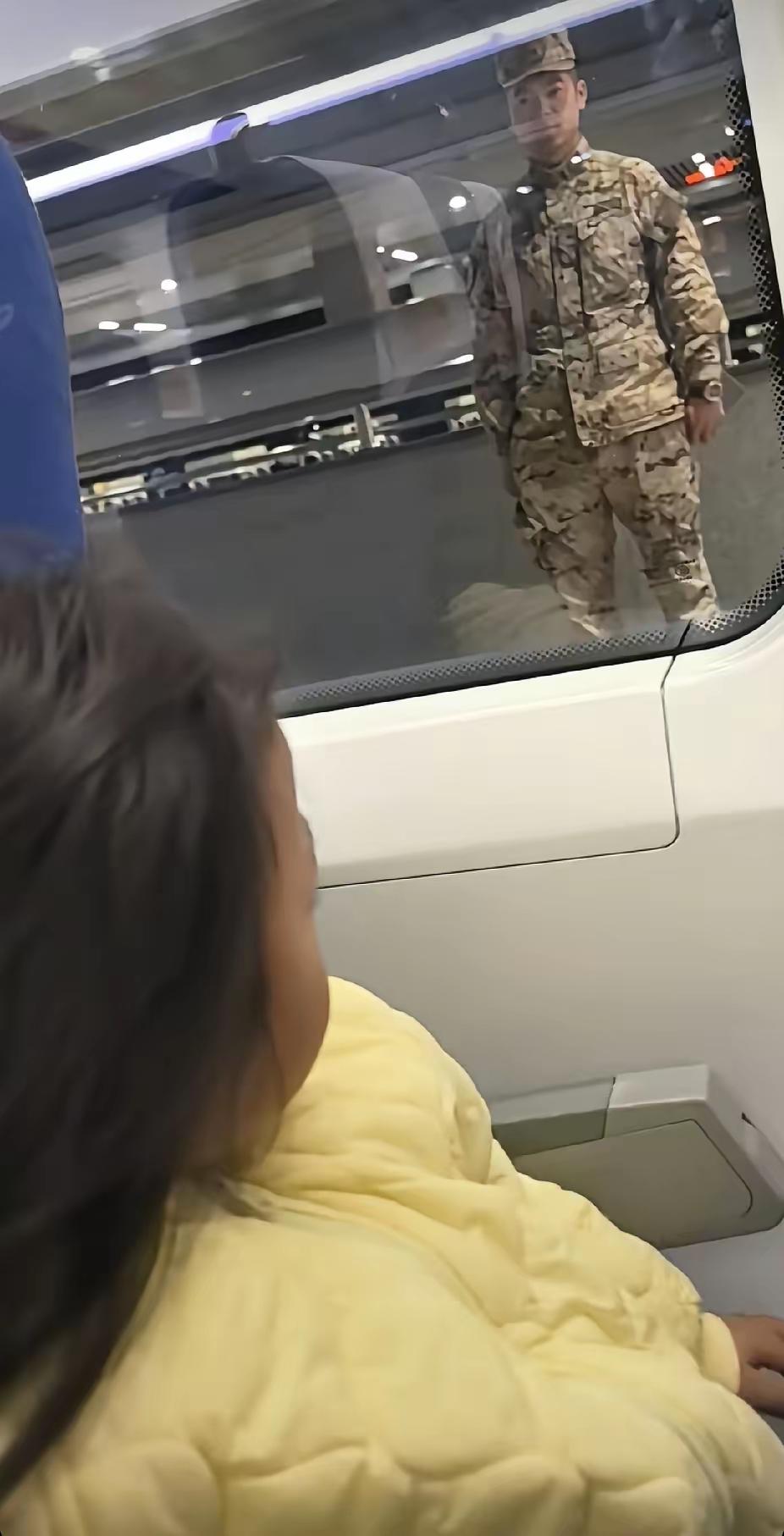 小女孩的妈妈正在车厢里放行李时，抬头看见车窗前，一名军人和小女孩隔窗对望着，瞬间