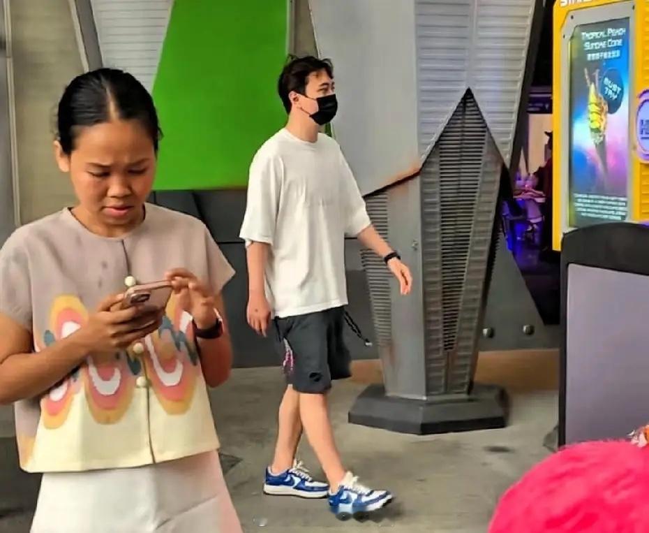 有网友在新加坡环球影城偶遇王思聪，有钱人过年就是到处旅游！他这几天带着懒懒在这边