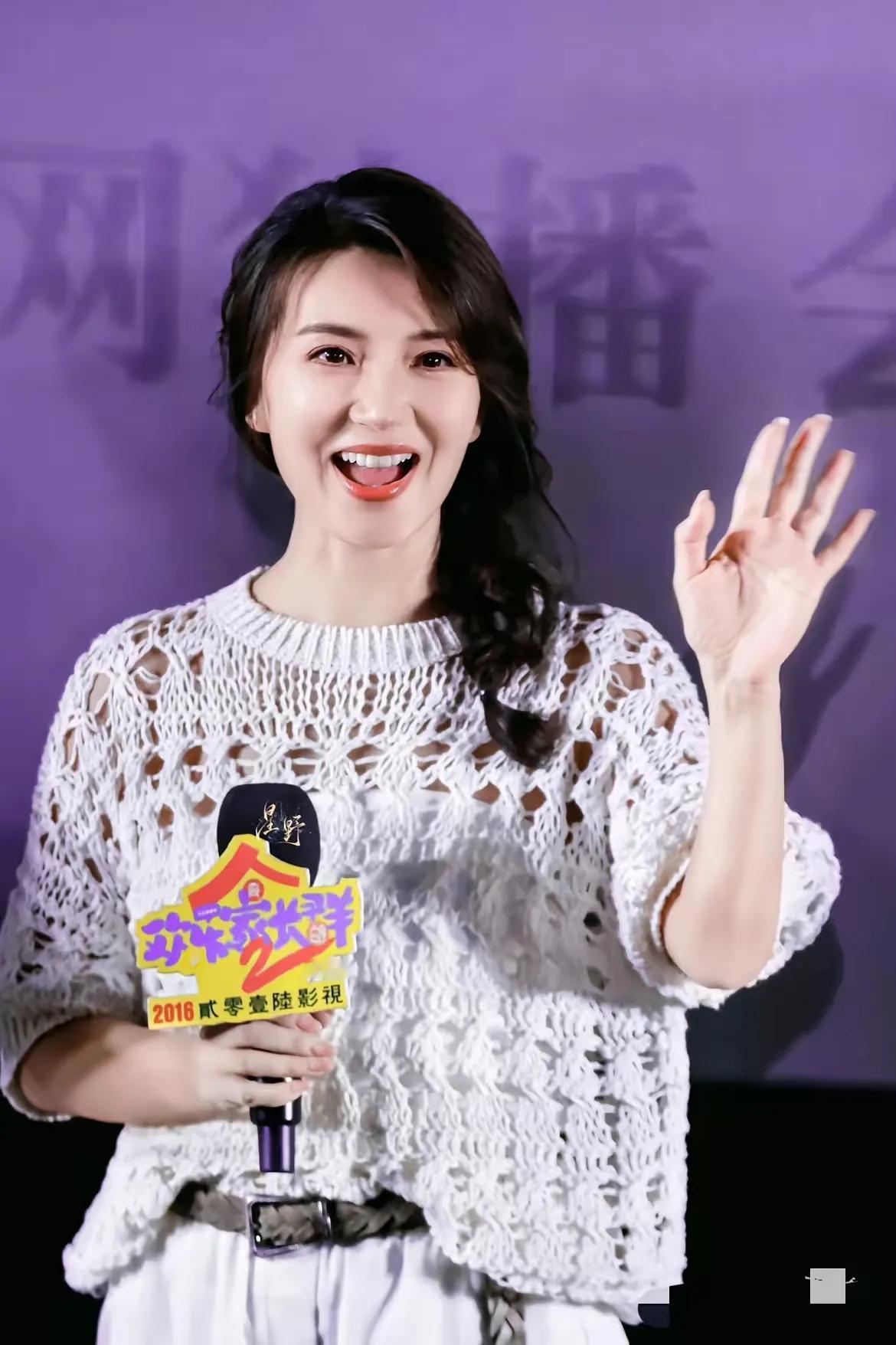 陈好现身了，曾经的万人迷，后来在大学当老师了，生活过得非常滋润。陈好已经45