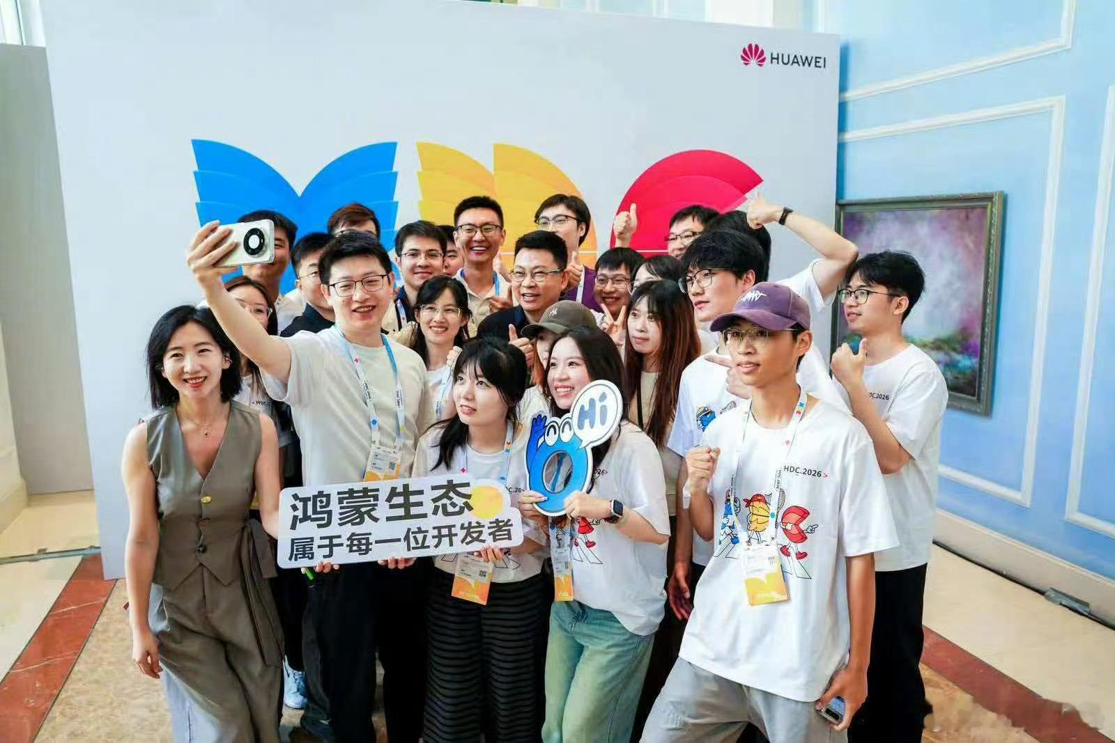 00后做鸿蒙应用月入50万别再觉得敲代码是互联网大厂员工的专属了，现在的造富风