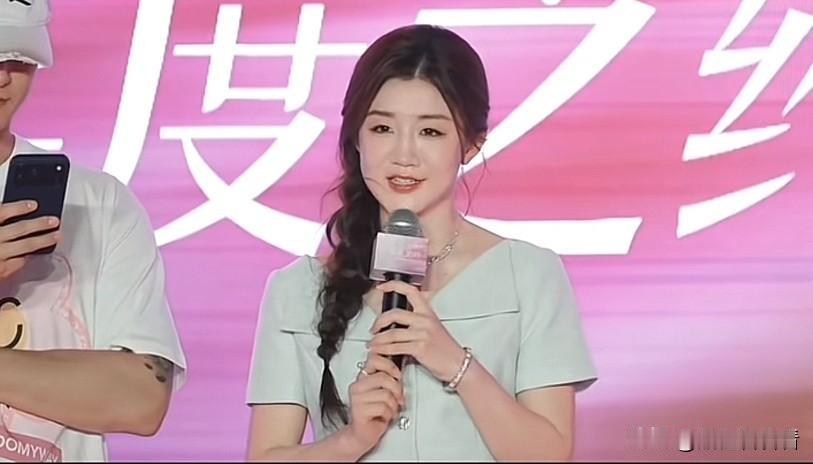 黄子韬把主持人怼的不会说话了！黄子韬的卫生巾品牌请的是奥运冠军陈梦做为代言人，