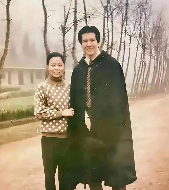 这是费翔年轻时和母亲的合影，单看照片能发现，他和母亲在长相、身高上都没太多相似点