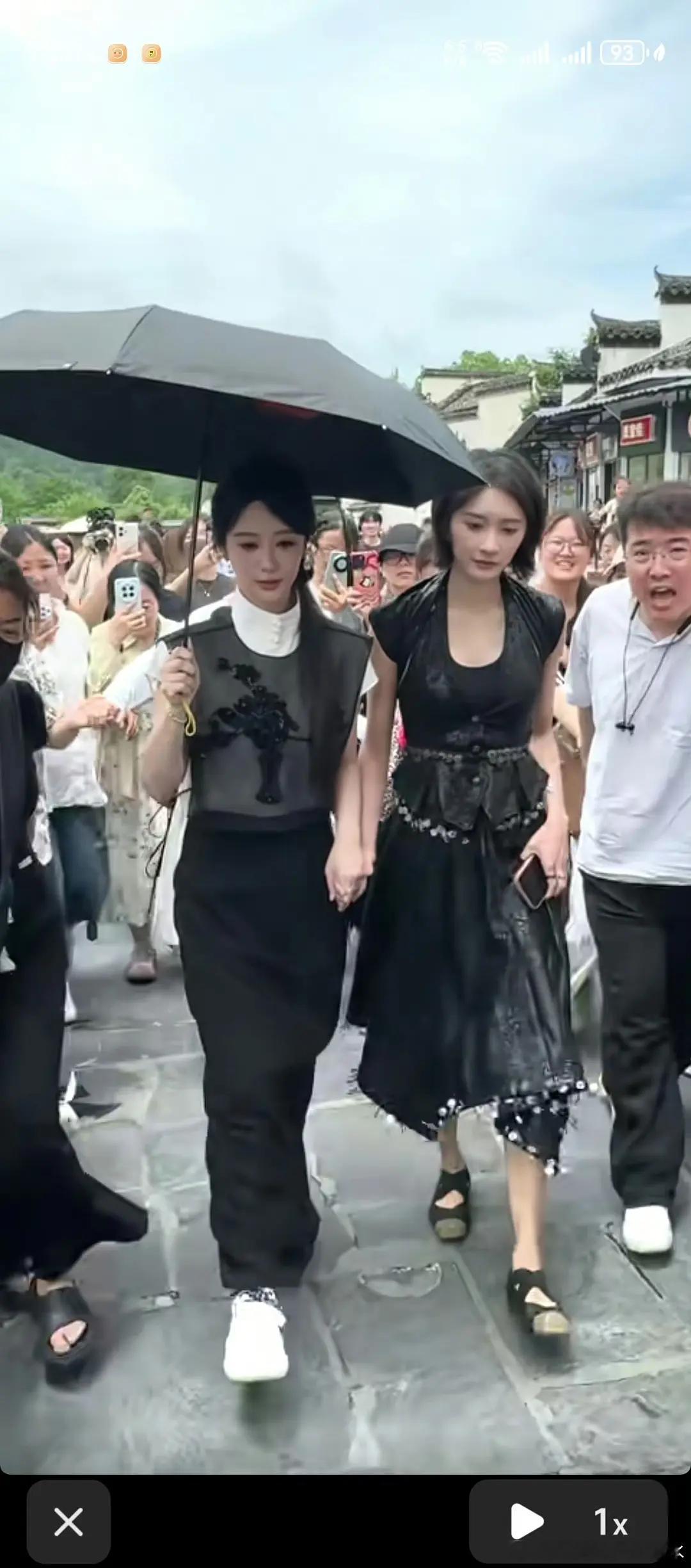 为什么不两个人打一把伞，好尴尬