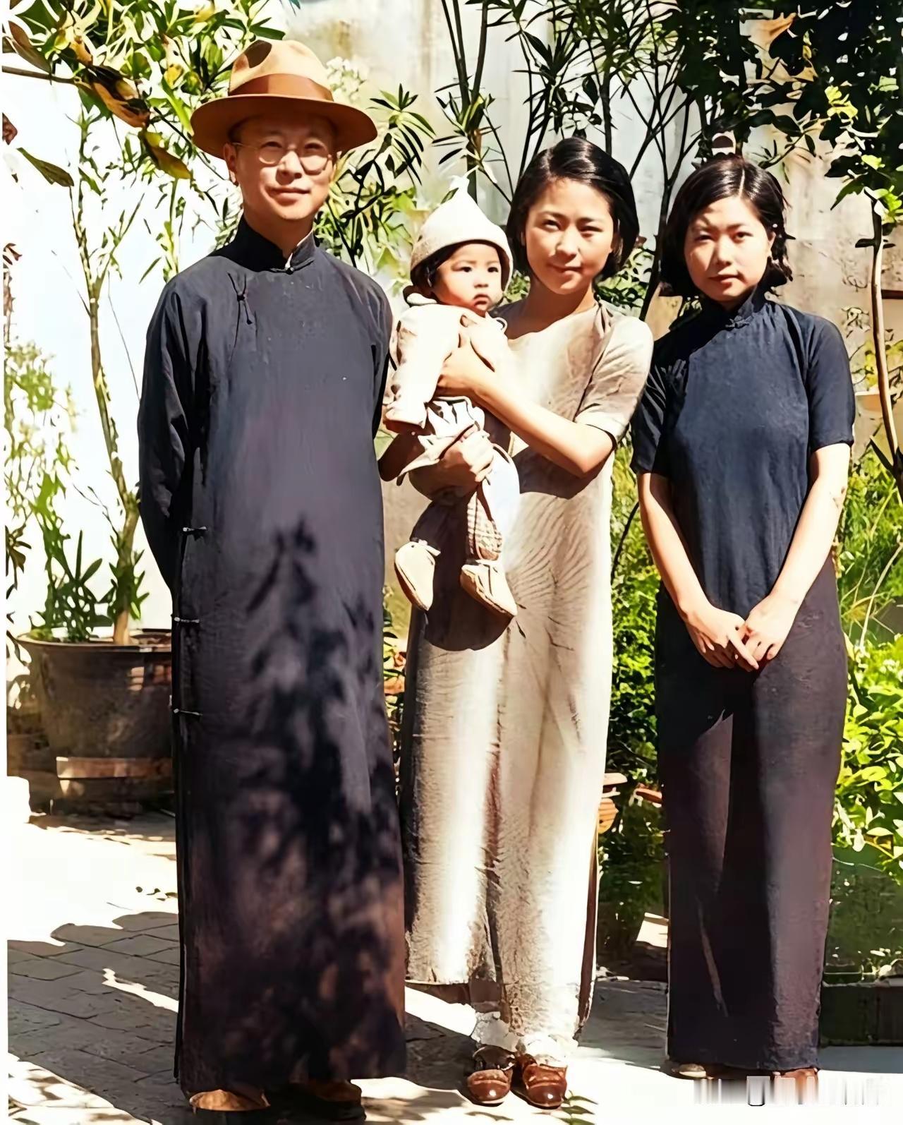 王铎：1935年，沈从文与妻子、儿子和小妹。