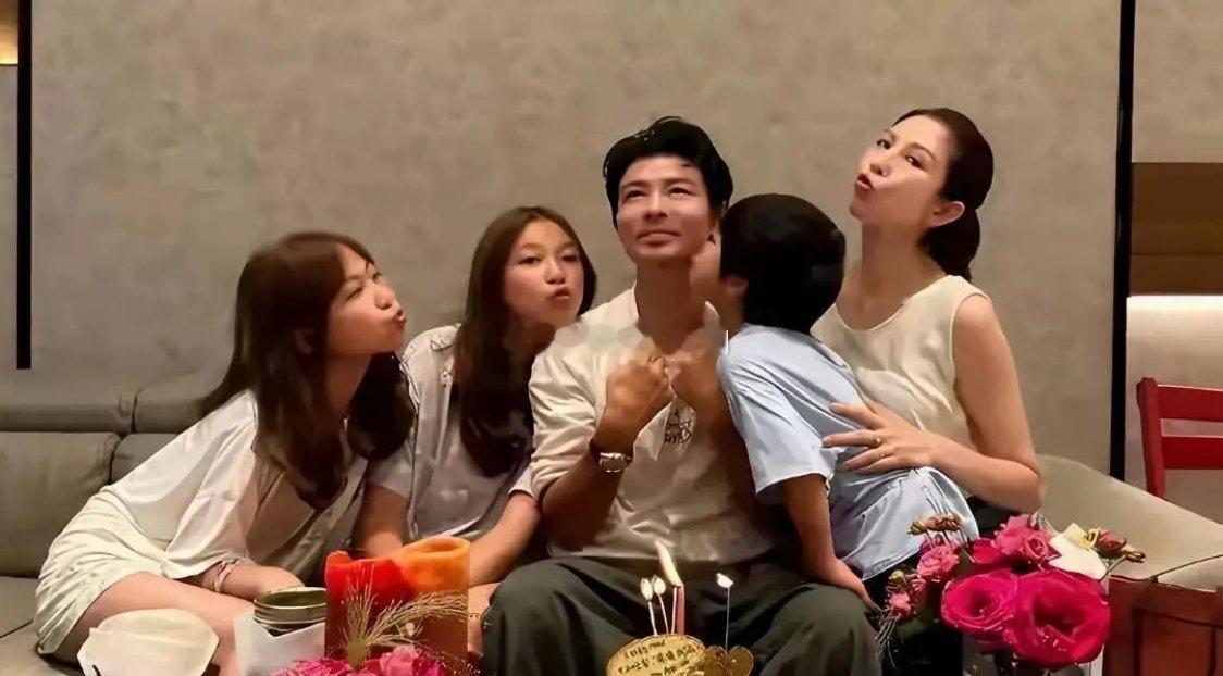 蔡少芬全家福照，两个女儿成了最大的亮点，已是亭亭玉立美丽动人