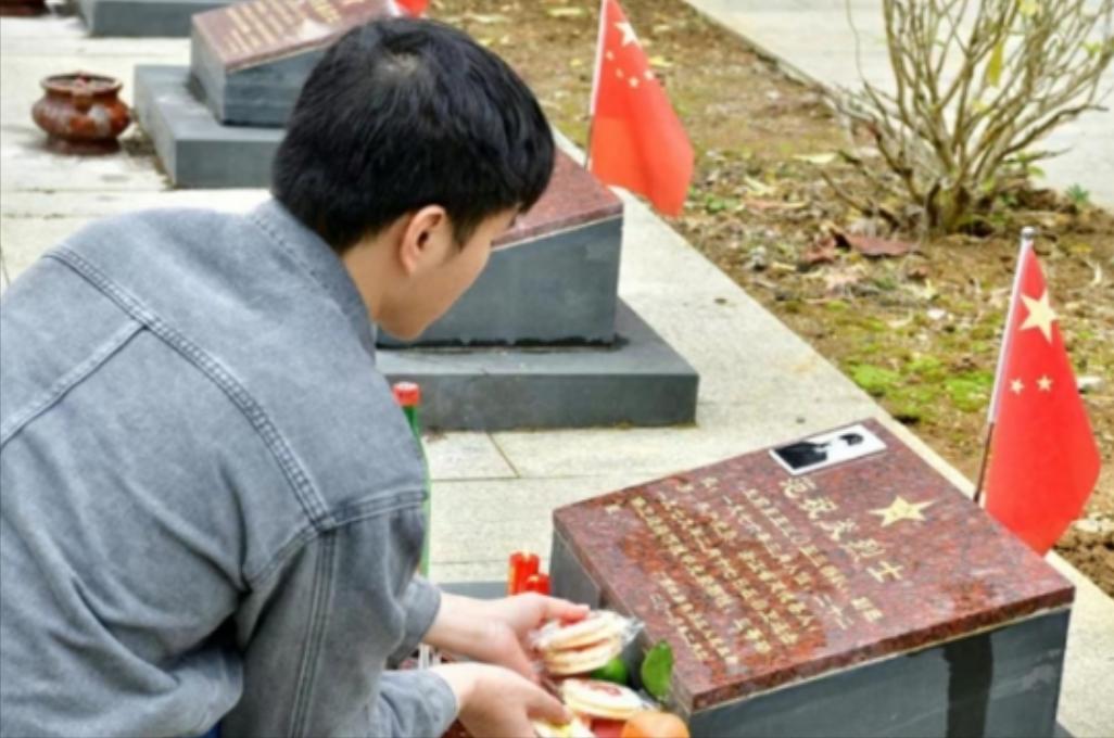2022年，广西一小伙觉得生活没有乐趣，一天闲逛，偶然进入了烈士陵园，祭拜时发现