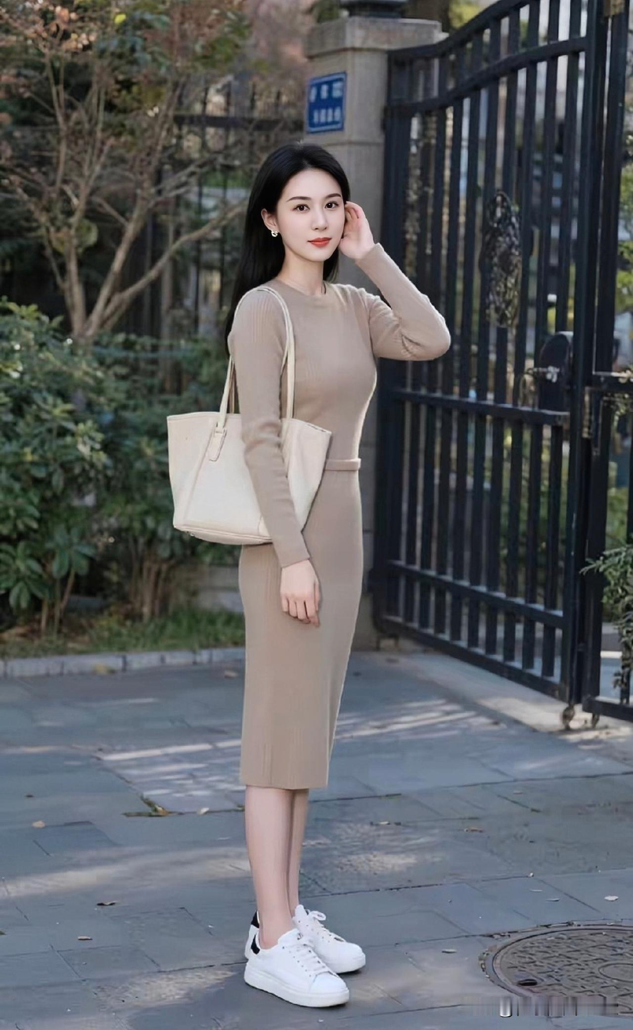 优雅都市风，米色连衣裙搭配白色运动鞋，简约时尚
