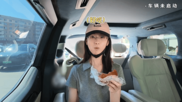 陈都灵也是碳水脑袋嘟式专属吃播新鲜出炉，陈都灵早市之行全程围着碳水打转，不摆拍