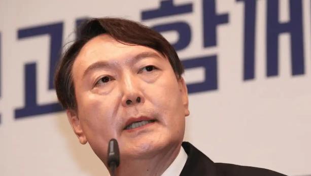 韩国为啥反华？韩国教授一语道破根源。他说：以前我们觉得美国能压制中国。可现在听到
