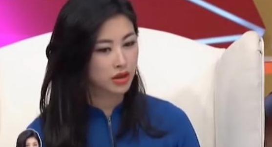 演员朱珠说：“我读书的时候，每次开家长会，我爸公司的会计、前台、秘书、司机啊，去