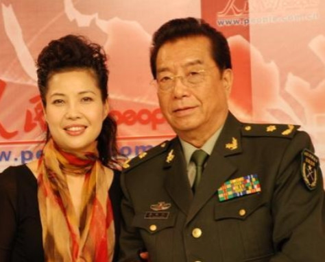 1990年，51岁的李双江要娶小27岁的学生梦鸽。母亲老泪纵横道:“你是不是老糊