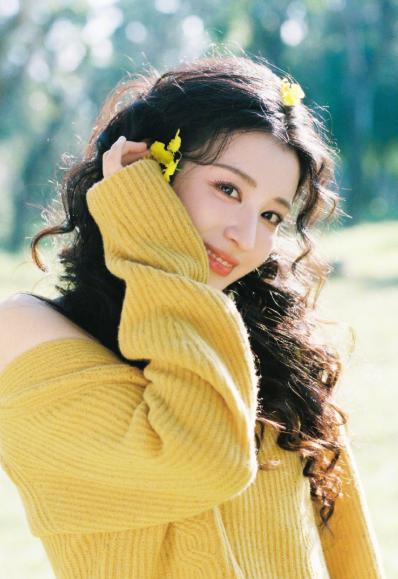 生日写真颜值封神！王楚然明黄毛衣配卷发，自带阳光buff，粉纱裙甜仙拉满，迎春花