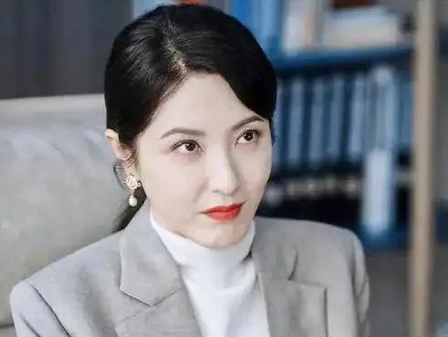 “曾黎史诗级灾难公关”事件中，粉丝发现送曾黎的定制徽章被挂二手平台售卖，卖家主页