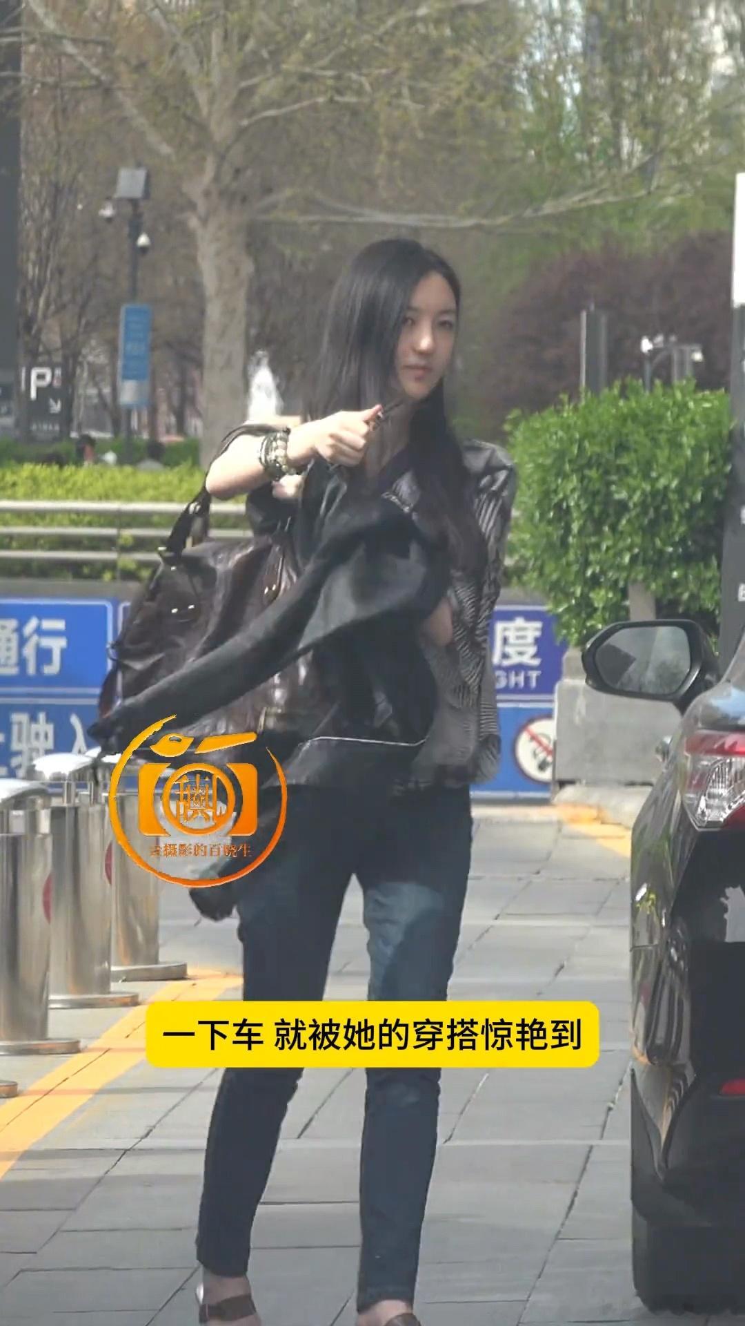 李嫣和朋友逛商场19岁李嫣近照网友拍到李嫣和朋友逛商场，19岁李嫣身材高挑，越