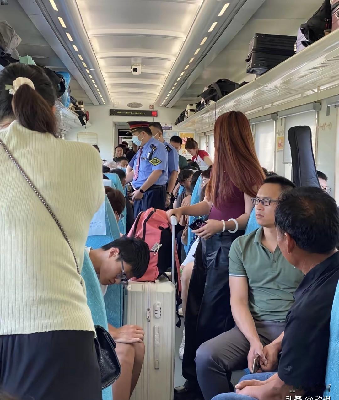 选绿皮车的人，真不是为了情怀。是算账。高铁6小时，600块。绿皮车18小时