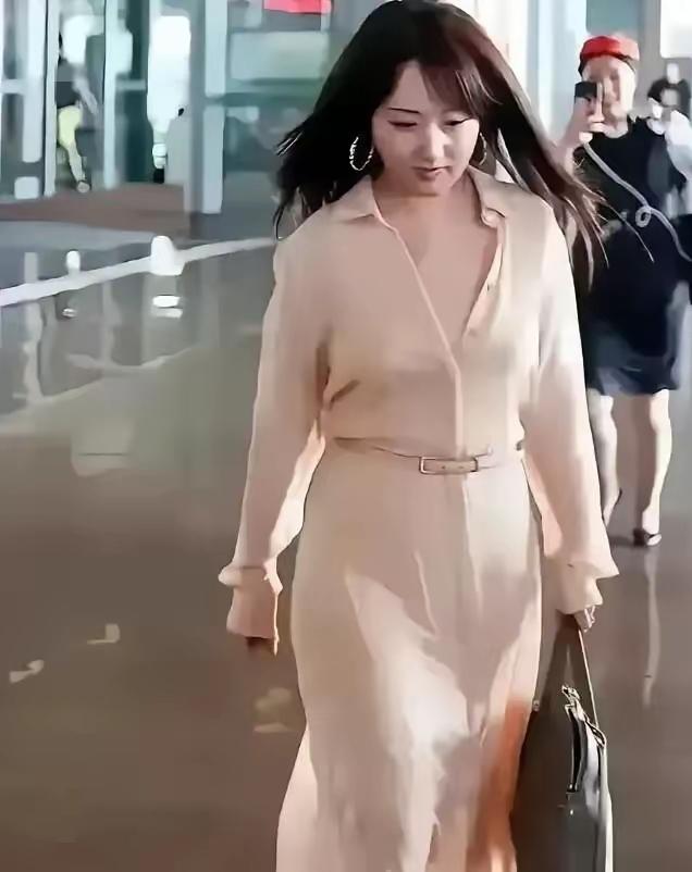 55岁杨钰莹：种菜、养狗、拒绝内卷的顶层人生深圳五月，机场人海里走出一个身影