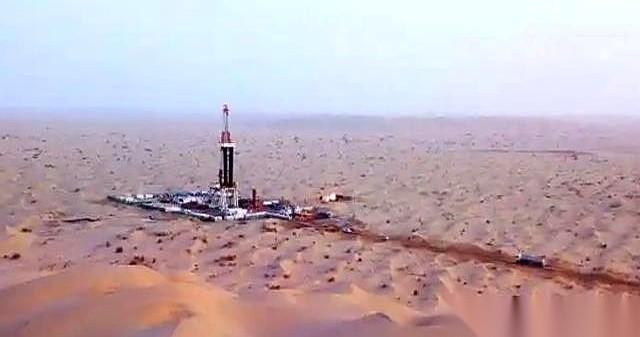 塔克拉玛干沙漠底下，埋着够咱们用几十年的石油，足足178亿吨。可怪就怪在这，我