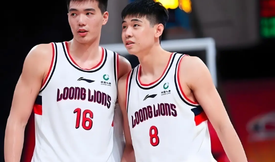 焦泊乔感谢广东男篮！今天早上，杜锋与广东男篮球员们一起庆祝焦泊乔24岁的生日，