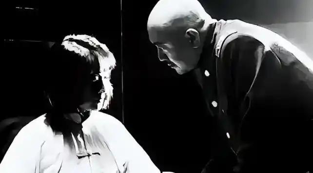 1941年，汉奸头子周世奎半夜审讯女地下党，当他掀开对方头发时，却瞬间面如死灰，