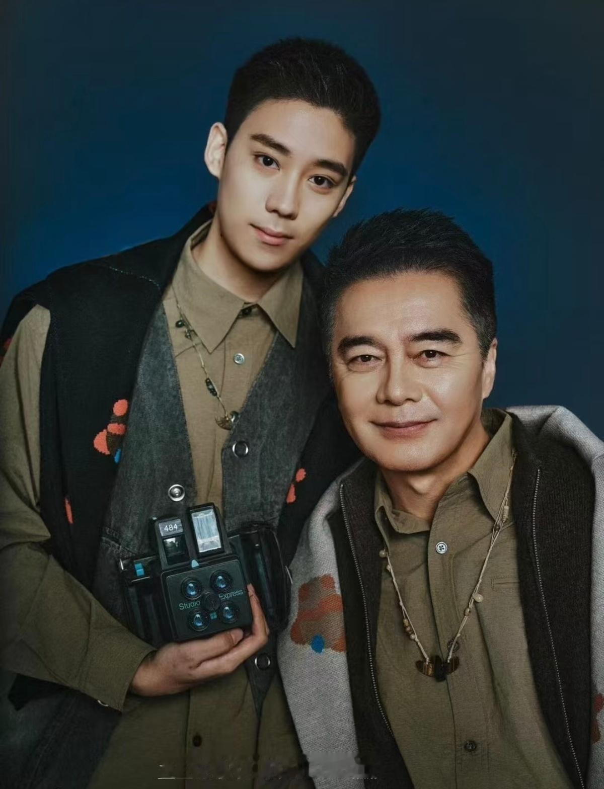 许亚军和儿子一起拍杂志，这是许亚军和何晴的儿子。儿子长的不丑，不过鉴于妈妈是顶级