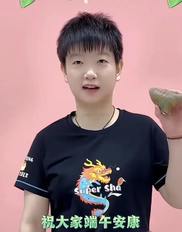 孙颖莎的商业价值，我们可能都低估了。上个端午，她的一条节日博文，点赞破了50万。