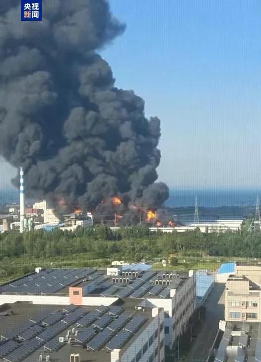 现在是8月2号晚上八点半，跟大家说下黄岛这场大火。火情下午五点左右就烧起来了，