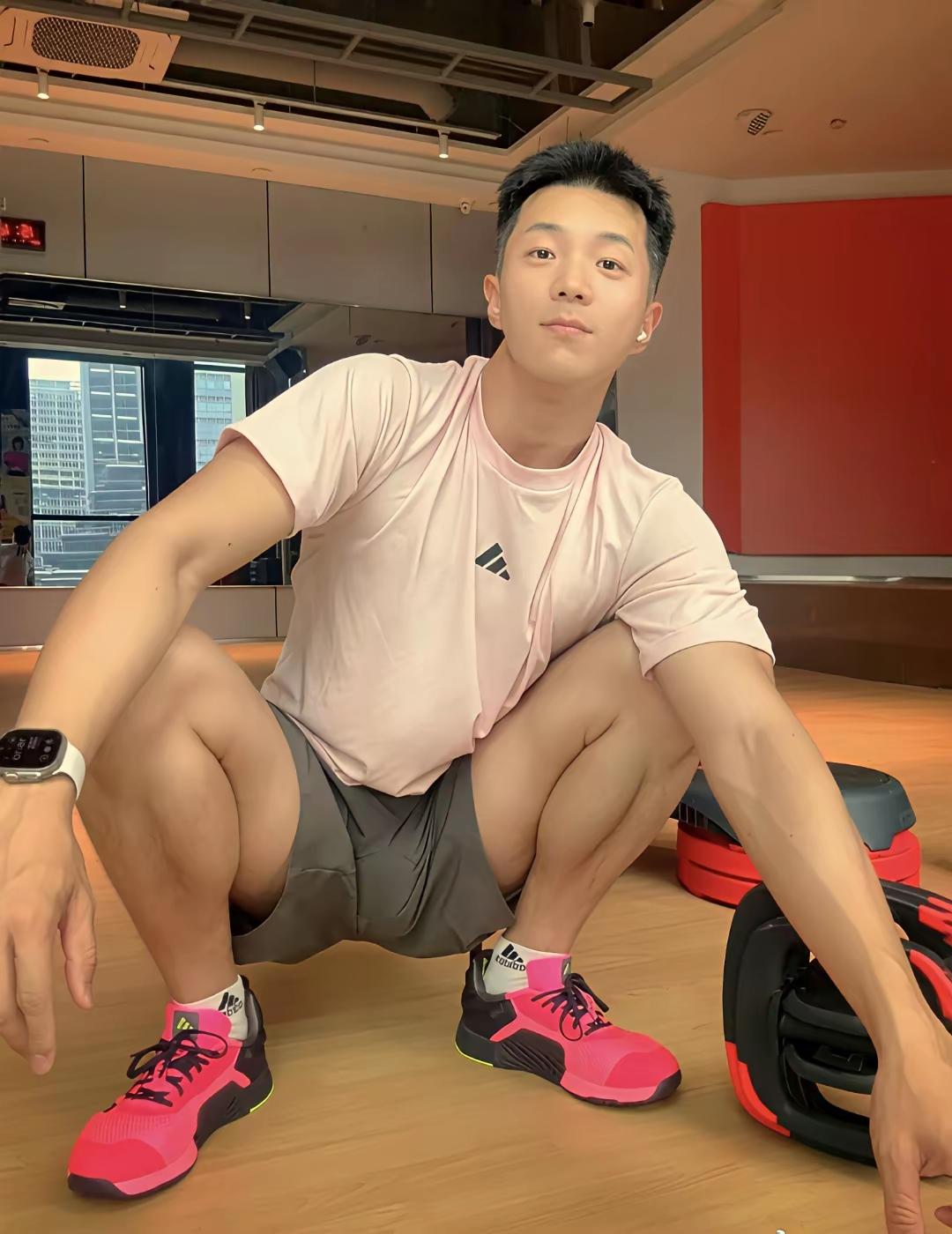 海边的夏天更不用说了，简直是视觉盛宴。浪声一阵一阵，沙滩上全是奔跑和躺下的身影，