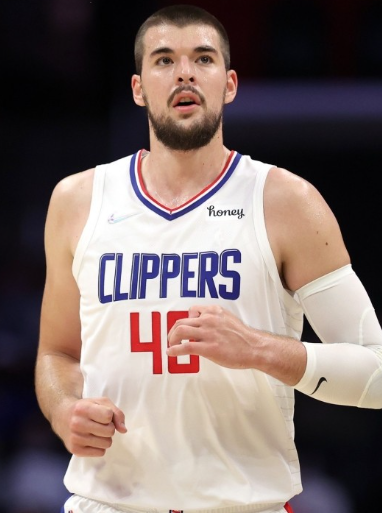 不过我觉得不完全是祖巴茨问题，而是兼容性问题。祖巴茨在场最好另外四个都有中远投能