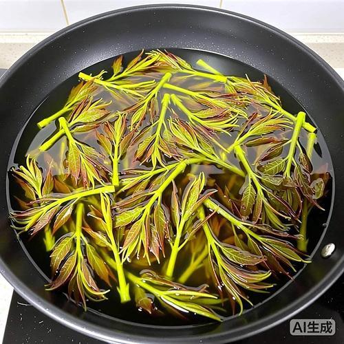 香椿做菜必须焯水。新鲜香椿含大量亚硝酸盐，直接吃易伤身。沸水焯烫一分钟左右，能大