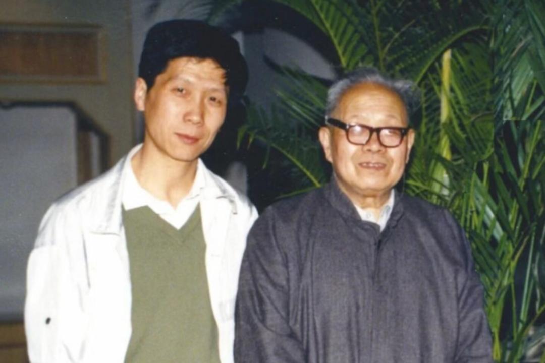 马未都和王世襄，一张罕见的留影，照片拍摄于1992年的北京东城芳嘉园王世襄的家中