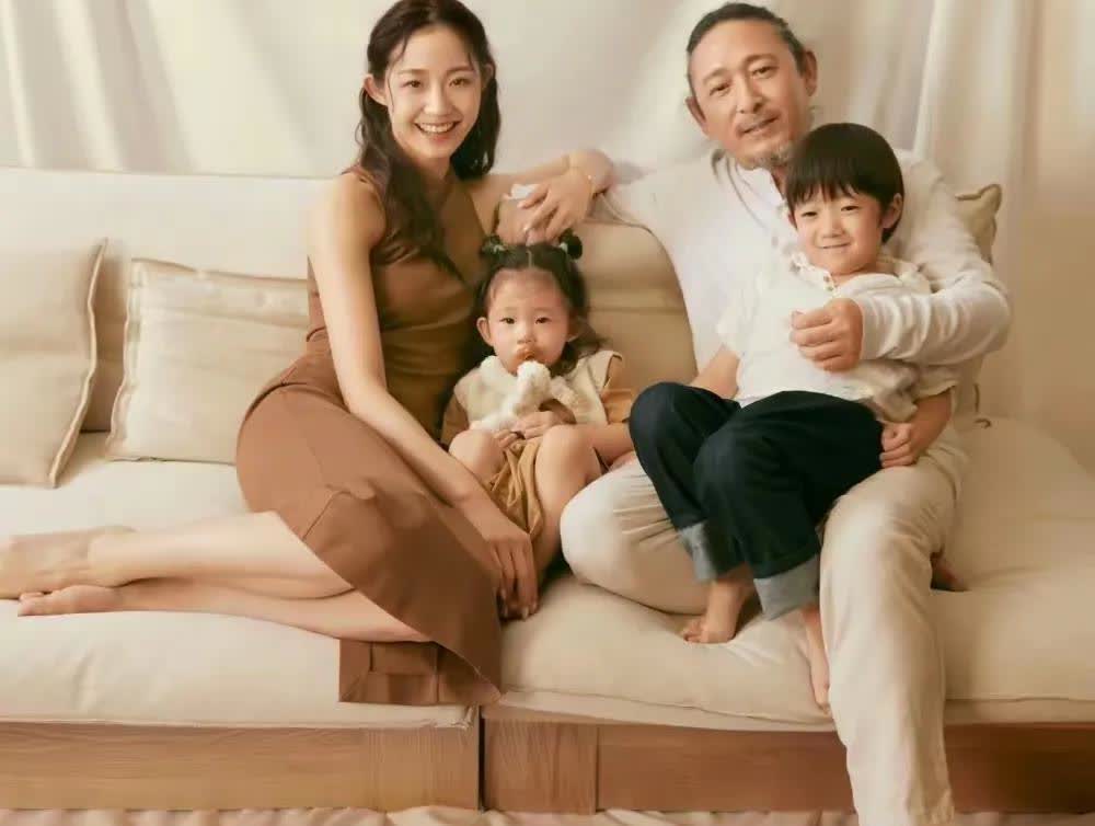 三宝其实他和前妻冯佳年龄差也挺大的，前妻比他小15岁，两人育有三个孩子，离婚时三