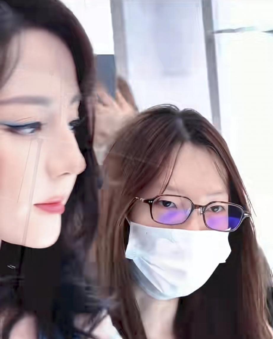 4月28日，迪丽热巴在南京参加迪奥活动怼脸拍曝光，怎么成这样了？五官变化挺大的，