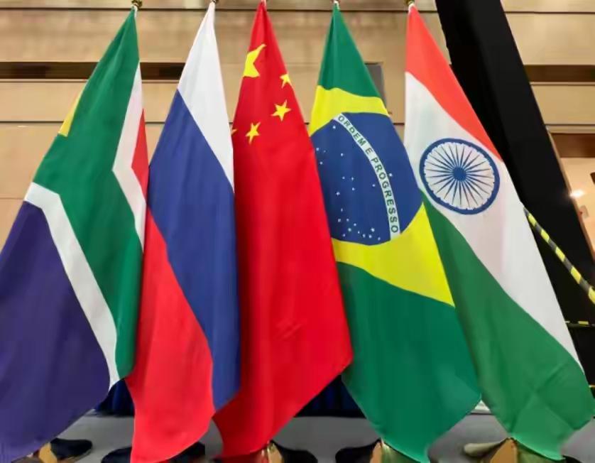 美施压不到24小时！南非翻脸逐伊朗军舰，金砖军演上演屈辱一幕金砖“和平意志