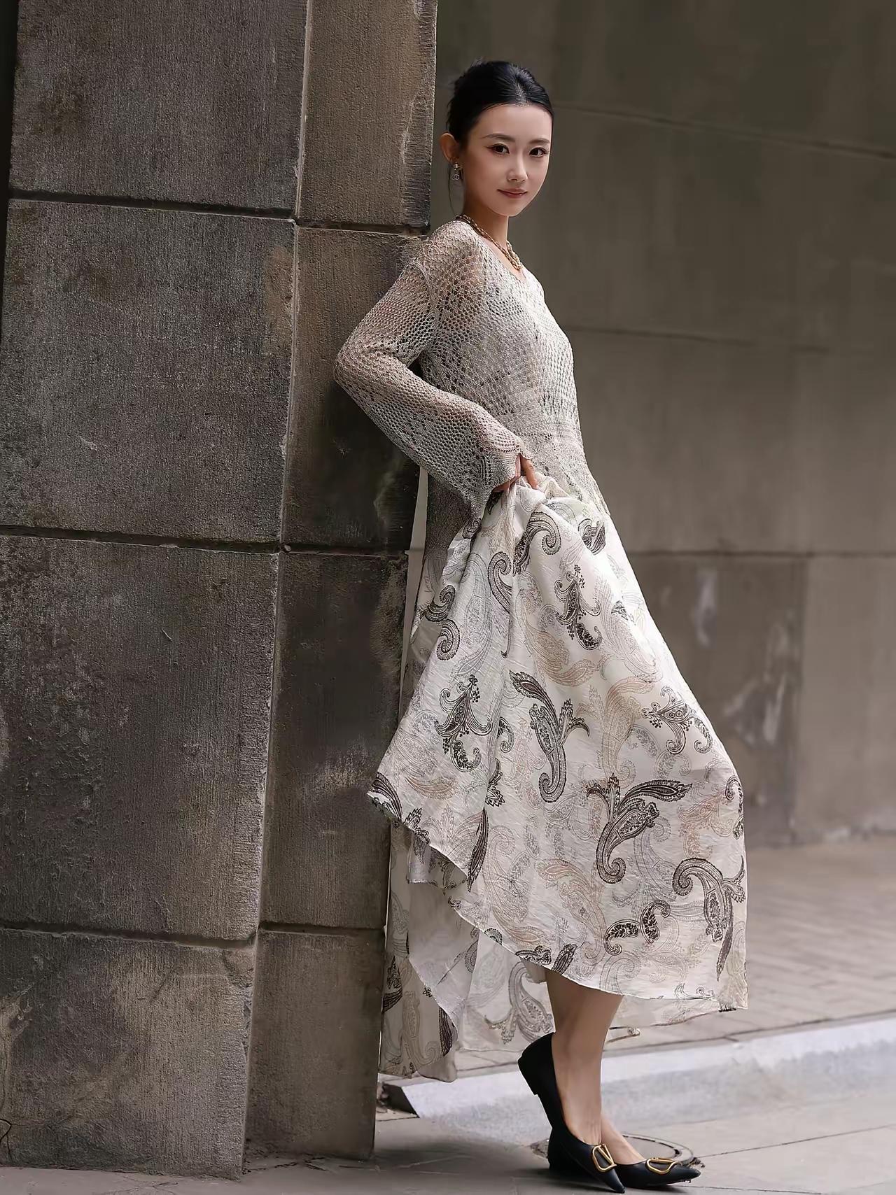 好精致的模特》优雅复古风，黑白印花裙搭配黑色高跟鞋，尽显都市女性魅力。灰丝高跟鞋