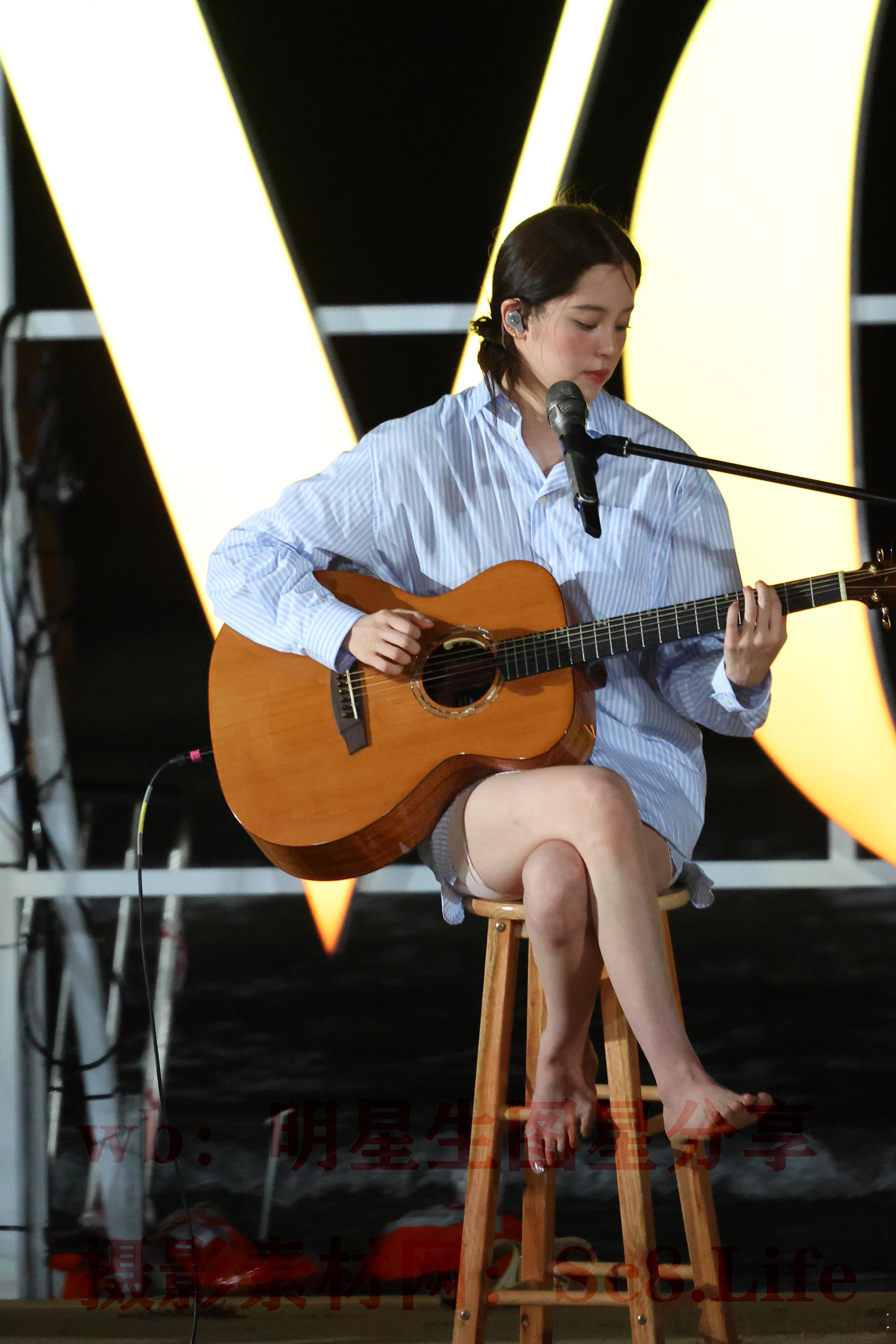 欧阳娜娜我回來了vlog欧阳娜娜海边弹唱🤩清风海浪娜比这感觉也太惬意了吧​