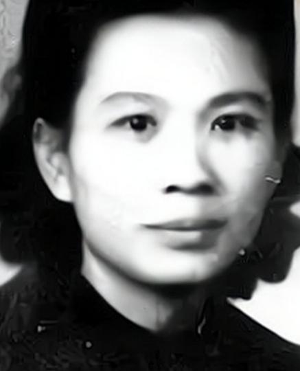 农民锄地意外挖出戴手铐的女遗骨，鉴定后确定，她就是中央苦苦寻找的人！1975年，
