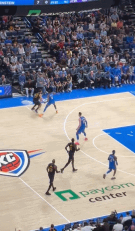 湖人队的医疗组这么不靠谱吗？真的心疼受伤沮丧下场的东契奇。赛前湖人队医疗组认为东