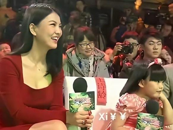 这时候的李湘状态真的很不错。生完王诗龄后身材依旧匀称，纤细的脖颈和清晰的锁骨都很