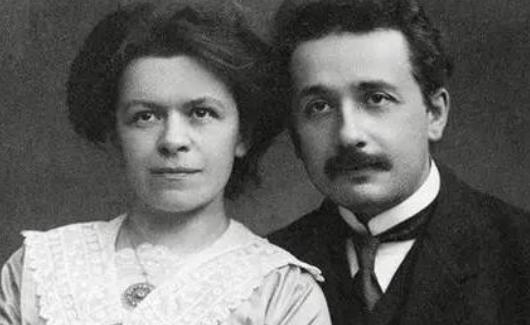 1911年，爱因斯坦爱上了表姐，疯狂的他用诺贝尔奖奖金做诱饵，成功逼迫妻子离婚，