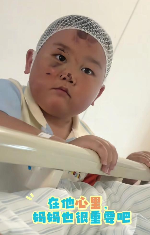 被人民日报转发“暖心小男孩”后续：小男孩妈妈车祸多处骨折，手臂抬不起来，小男孩就