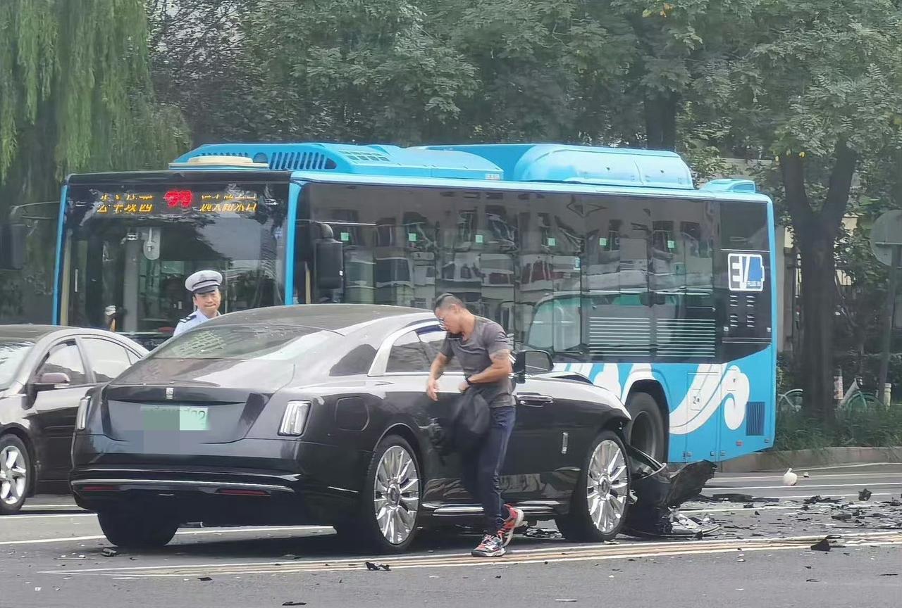 知名车评人陈震的劳斯莱斯闪灵撞了根据目击者拍到的照片，能够看到，他的劳斯莱斯闪