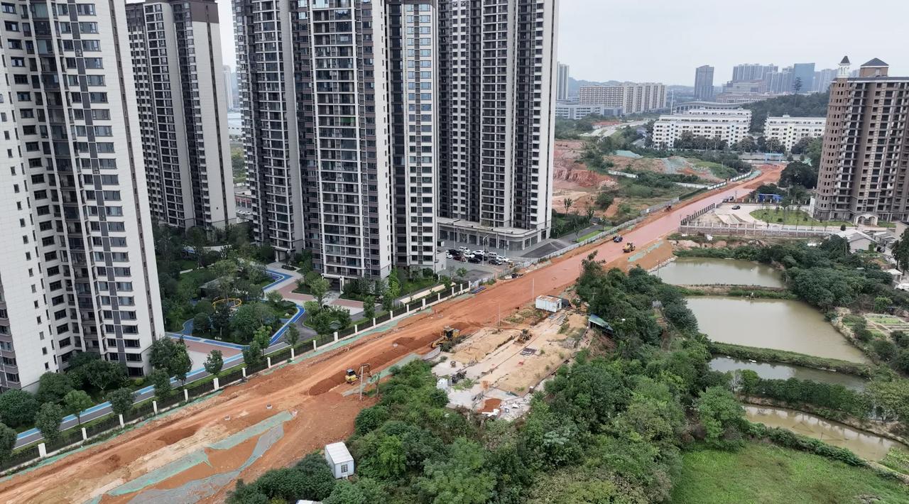 近日，望城区丁字湾街道兑方洲路项目进入冲刺阶段，现场工程车辆作业繁忙，计划11月
