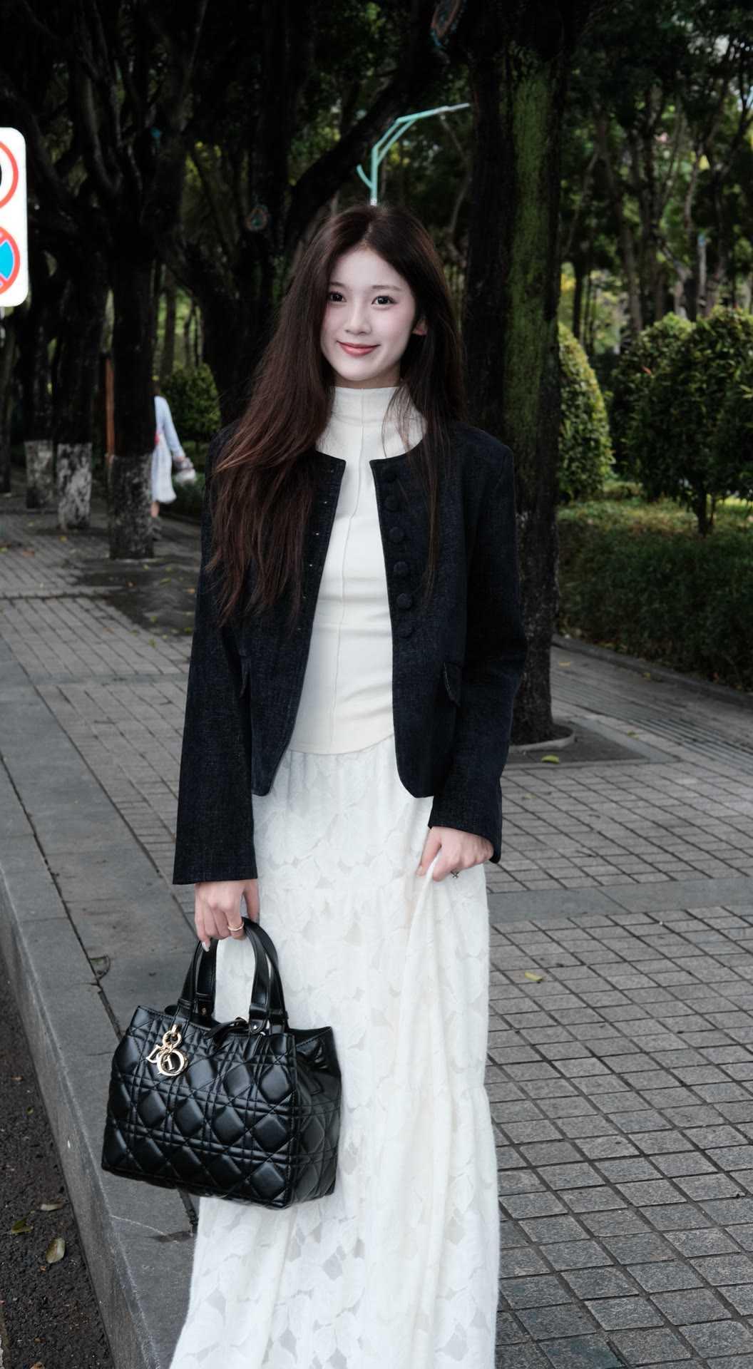如何穿搭会具有少女软妹感黑外套配白蕾丝裙真的把少女软妹感焊在身上。经典黑白撞色自