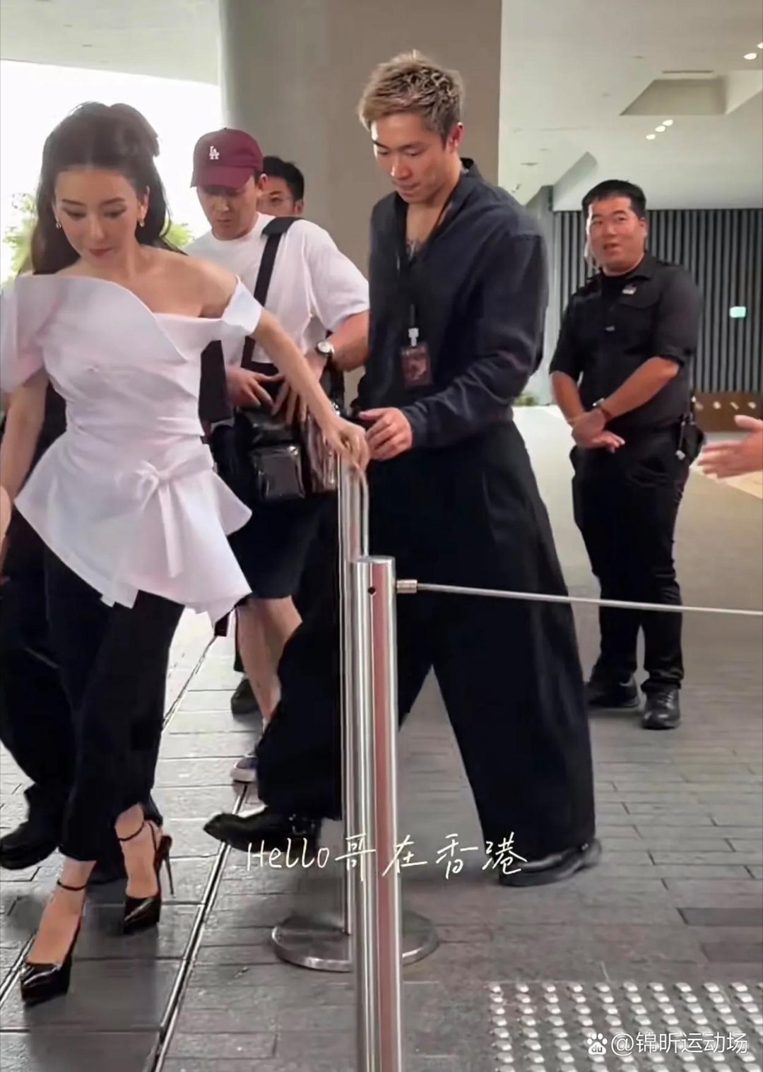 郭富城老婆、39岁方媛出席活动，穿着15厘米的恨天高，真人腿很短，但是五官好精致。​