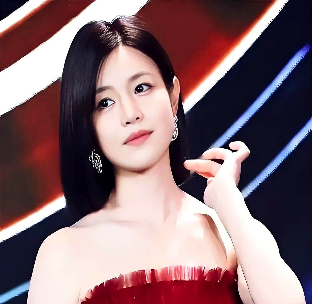 陈妍希一句话扯下了演艺圈的遮羞布。面对无戏可拍的嘲讽，她没掉一滴眼泪。镜头前她直视提问者撂下底牌：不