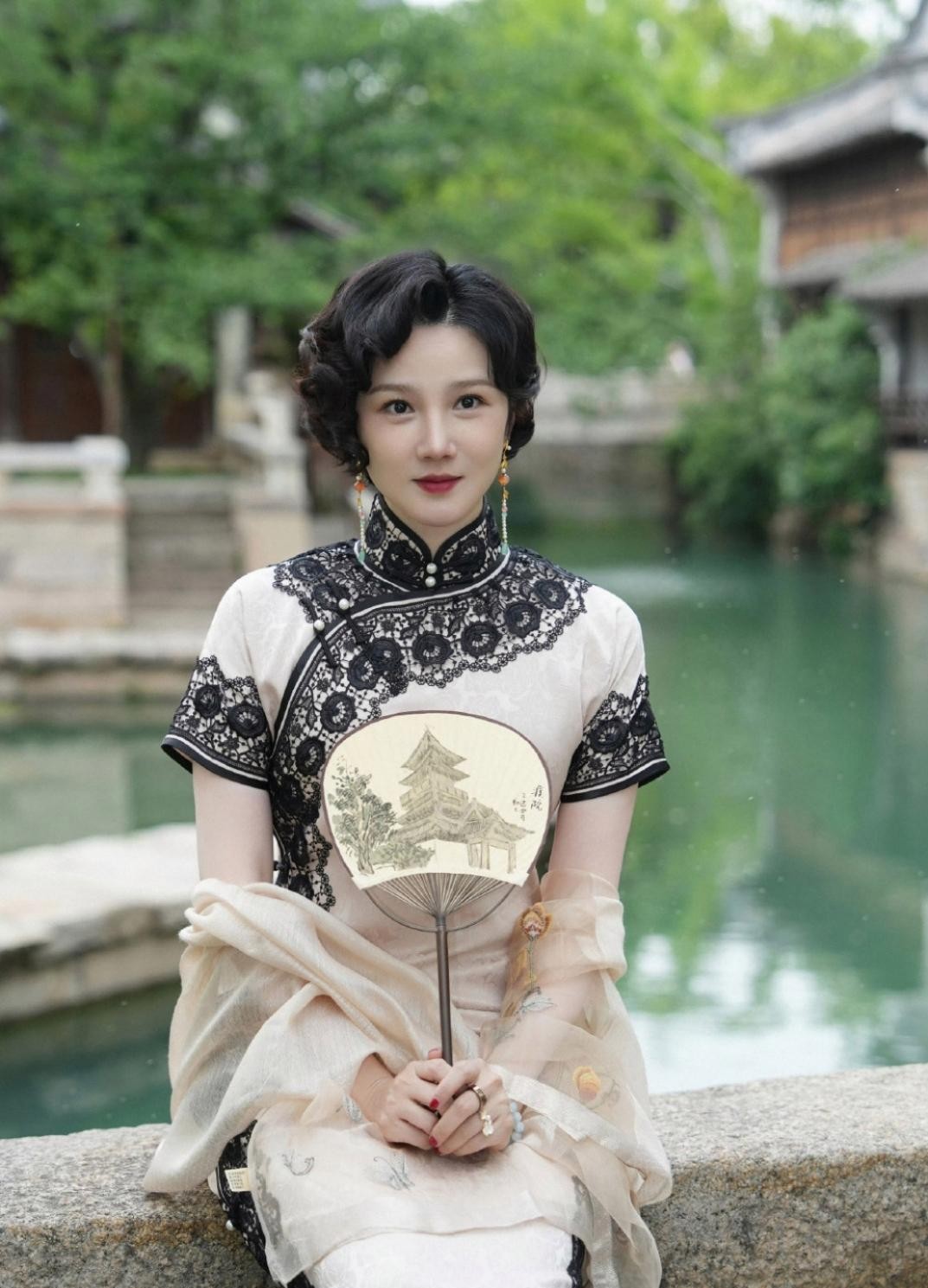 陈小纭这组旗袍造型真把古典美玩明白了，同款妆发愣是穿出两种味道。黑旗袍往那儿一站