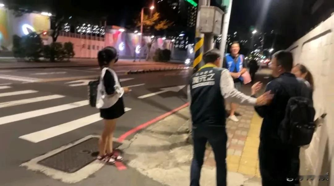 最艰辛的“立委”，永不言弃！一个“立委”，一个助理，连续在夜晚的新北市板桥街头，