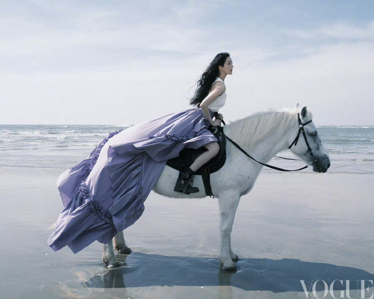 杨幂VOGUE首登金九，二登开年，2026开年刊！以梦为马、大道至简、清冷素雅