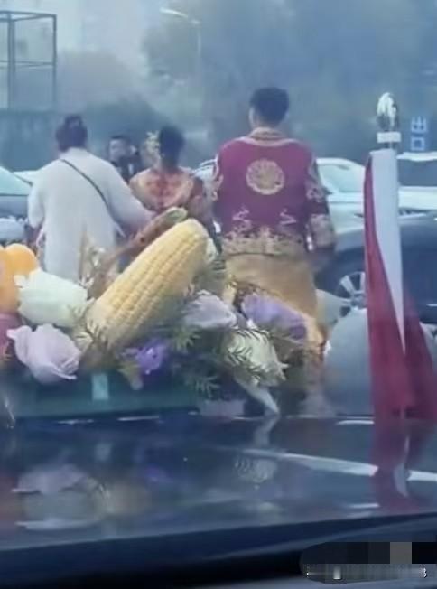 终于对这种事情有处罚了！新人婚车被拦截讨喜，扬言要50条香烟的这些人，这次竟